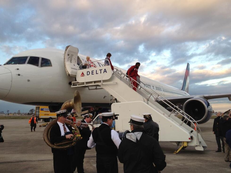 The Crimson Tide football team arrives in New Orleans Wednesday, Jan. 4, 2012.
