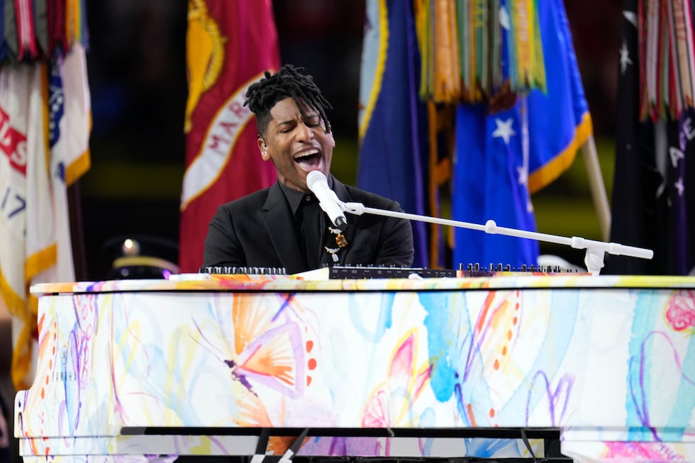 Jon Batiste realiza o hino nacional antes do jogo de futebol da NFL Super Bowl 59 entre ...